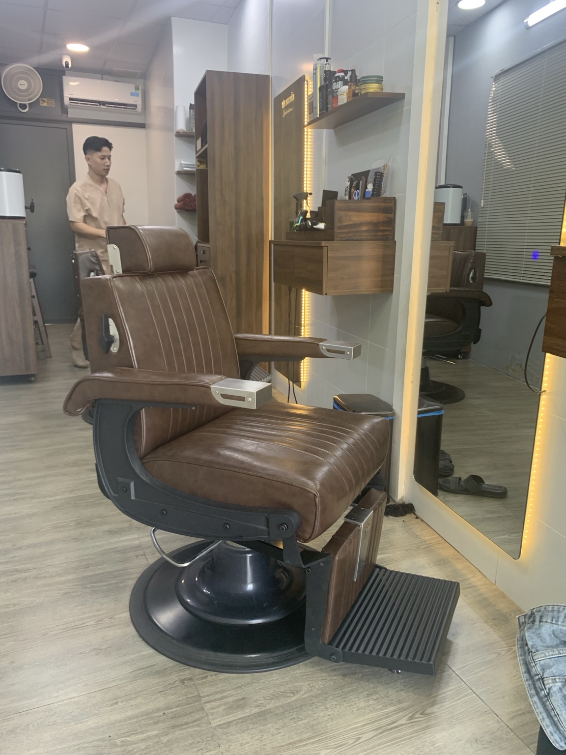 Ghế barber BA-13 Pro màu nâu tại tiệm khách, góc trước