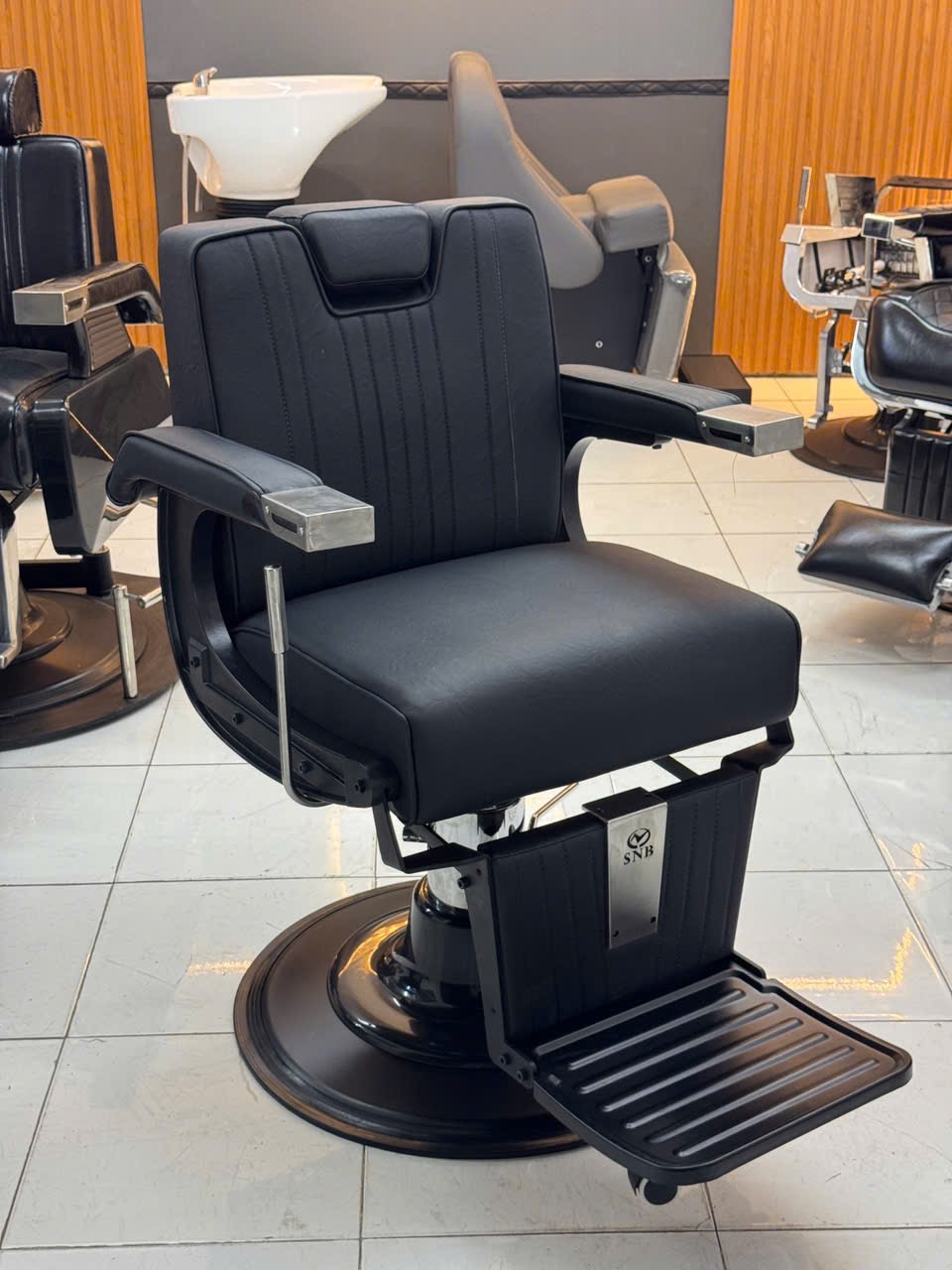 Ghế Barber BA-13 D màu đen, mâm tròn đen tại showroom SNB