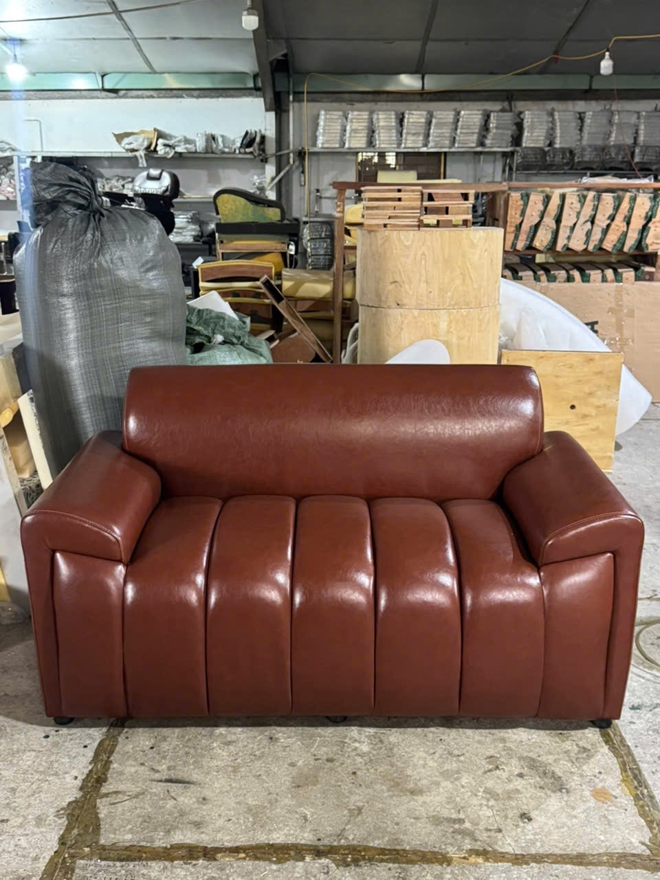 Sofa chờ BF-02 màu nâu, ảnh chính diện tại xưởng SNB